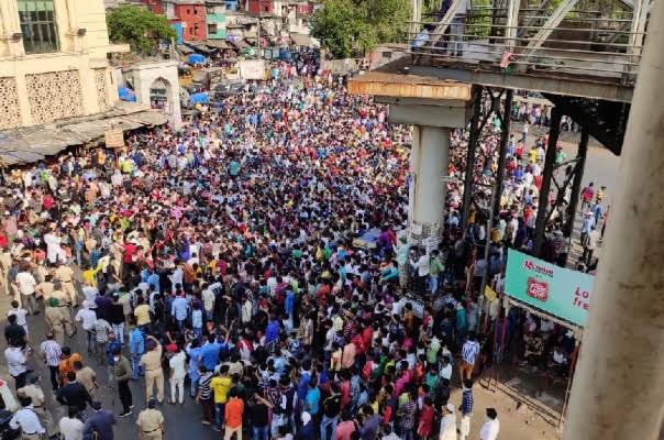 मुंबई में मज़दूरों की भीड़ के जुटने के मामले में टीवी पत्रकार हिरासत में